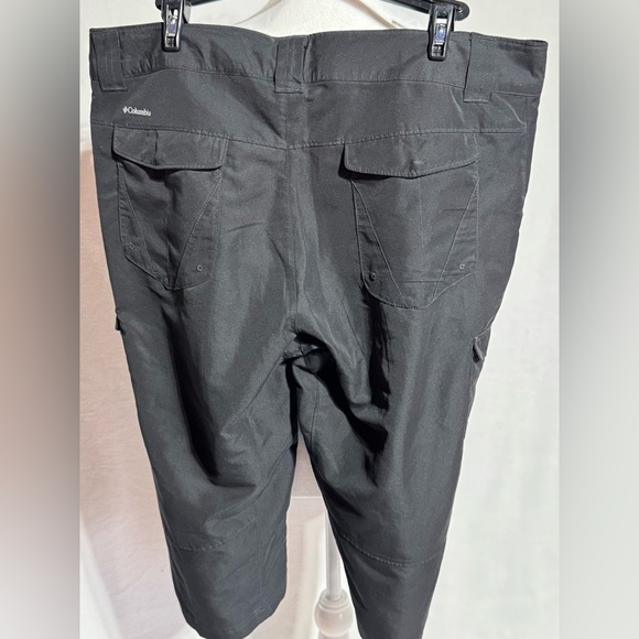 Columbia Black Cargo Cropped Shorts with Relaxed Fit and Sturdy Material Size 14 - Picture 4 of 7